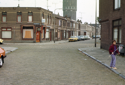 21152 Gezicht op de voorgevels van de panden Korenbloemstraat 45-lager te Utrecht met links de Egelantierstraat.